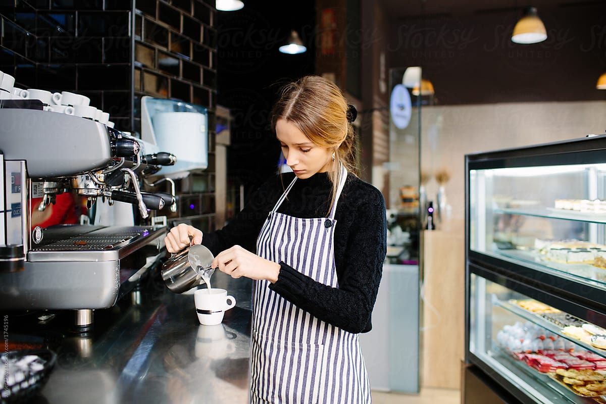 Бариста ругается с посетительницей кофейни. Barista кофейня. Бариста девушка. Кофейня бариста. Профессия бариста.